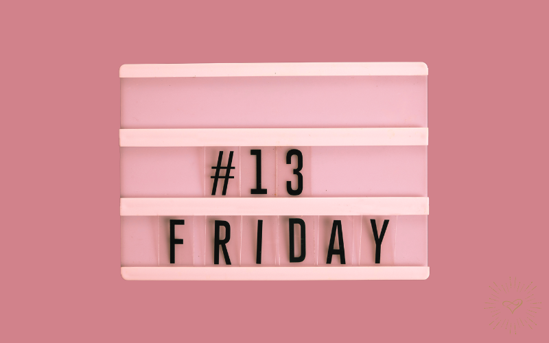 Eine Anzeigetafel auf der Hashtag13 und Friday steht
