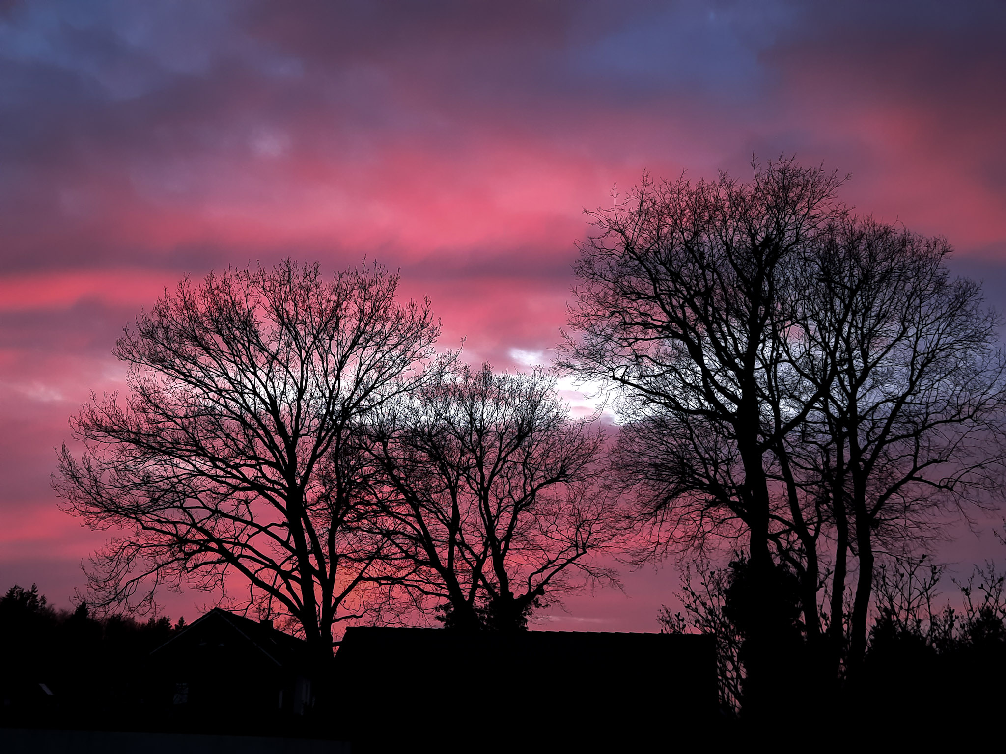Sonnenuntergang über den Dächern der Stadt